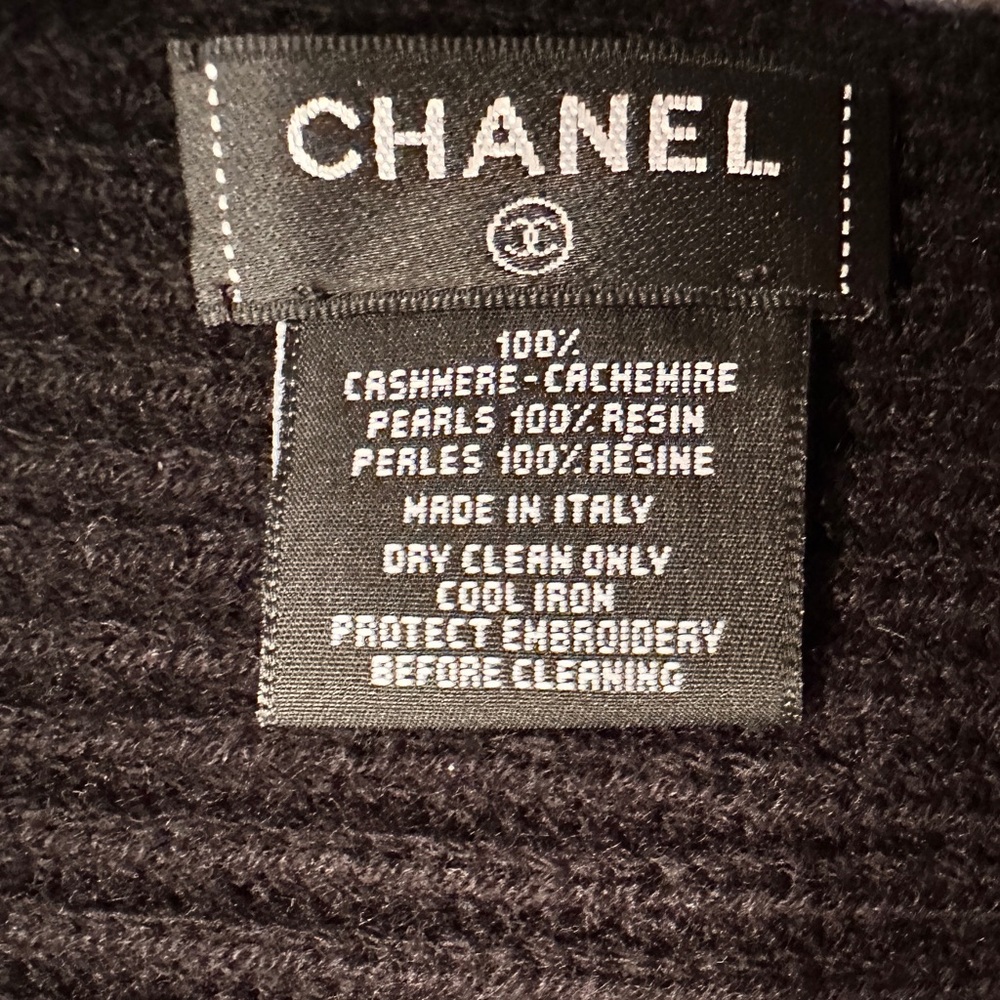 CHANEL NWT 100% Cashmere Black Stole Scarf. Hand Embroidered Pearl Logo - Picture 4 of 8